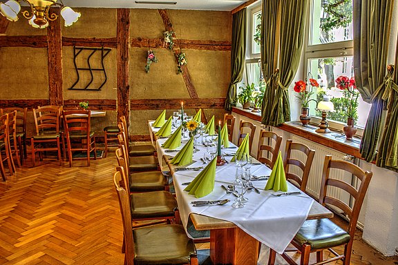 gedeckte Tafel im Gastraum gedeckte Tafel im Gastraum